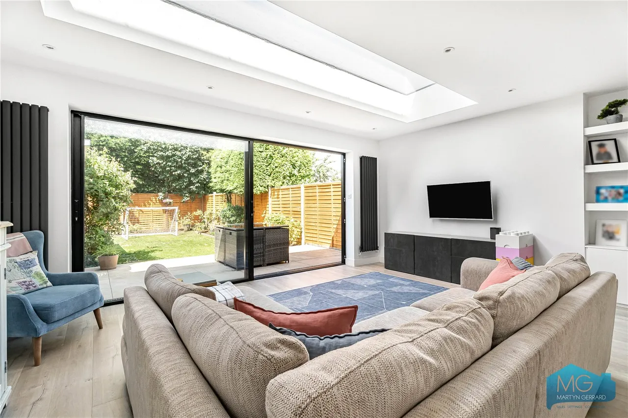 Beverley Close, London, N21, photo 2