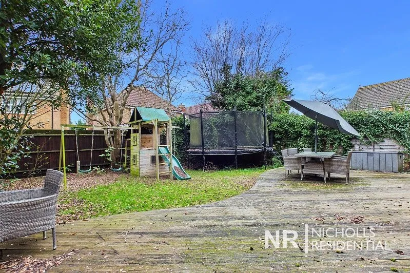 Lofthouse Place, Chessington, KT9, photo 17