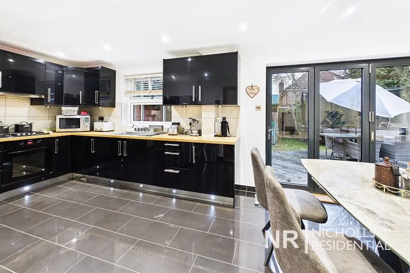Lofthouse Place, Chessington, KT9, photo 6