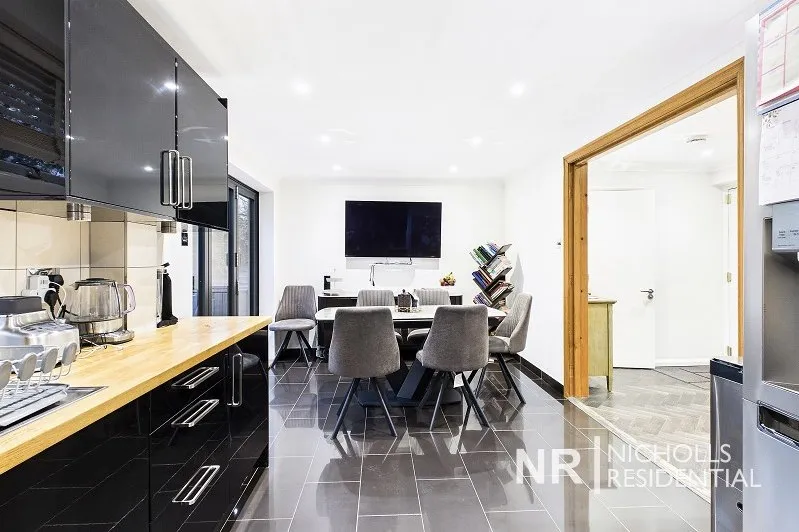 Lofthouse Place, Chessington, KT9, photo 8