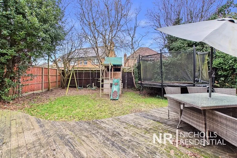 Lofthouse Place, Chessington, KT9, photo 18