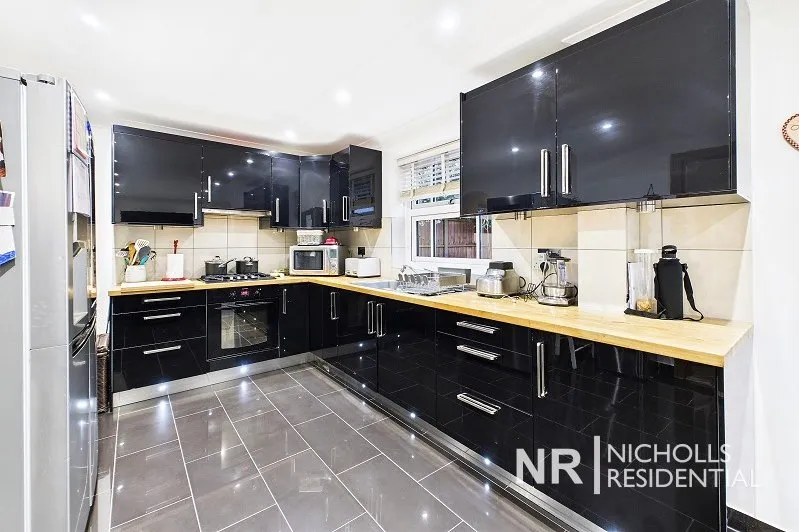 Lofthouse Place, Chessington, KT9, photo 5