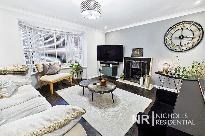 Lofthouse Place, Chessington, KT9, photo 2