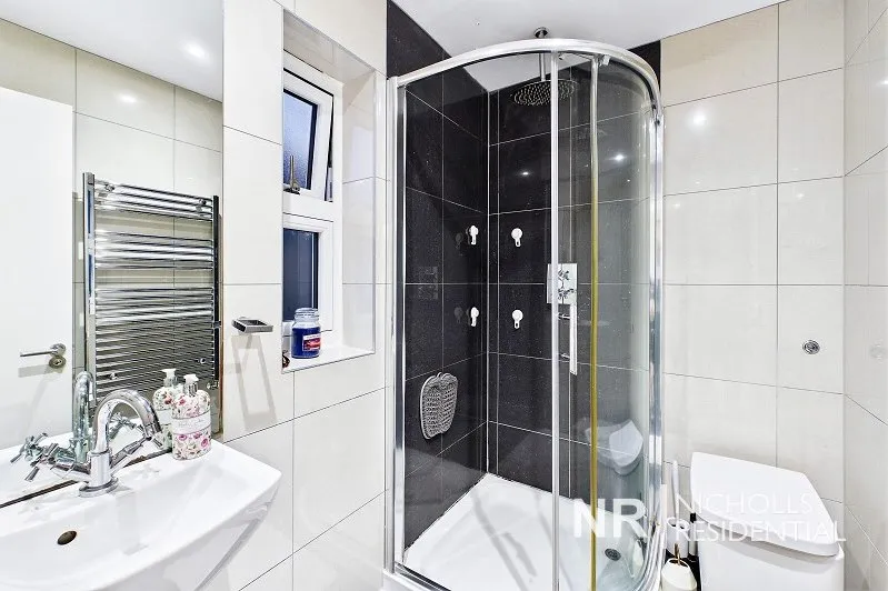 Lofthouse Place, Chessington, KT9, photo 11