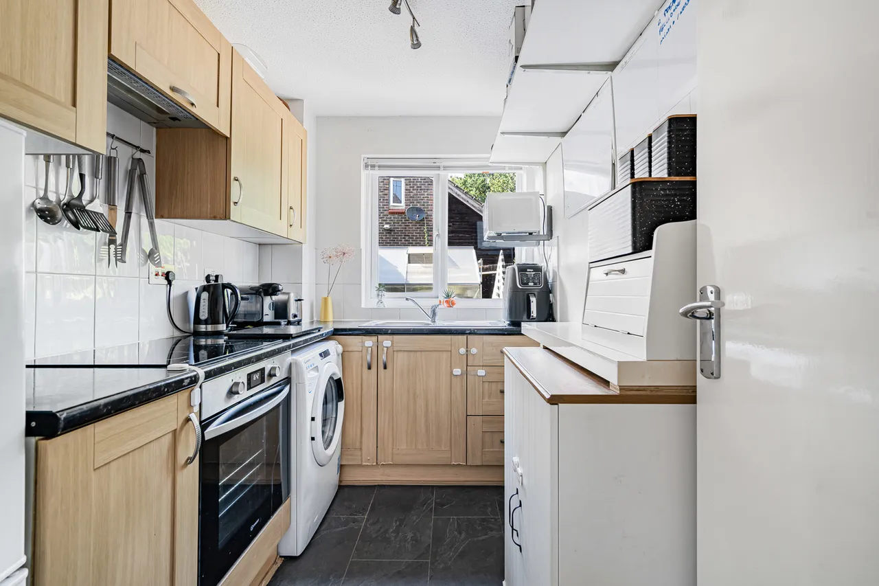 Willowmead Close, Woking, GU21, photo 3