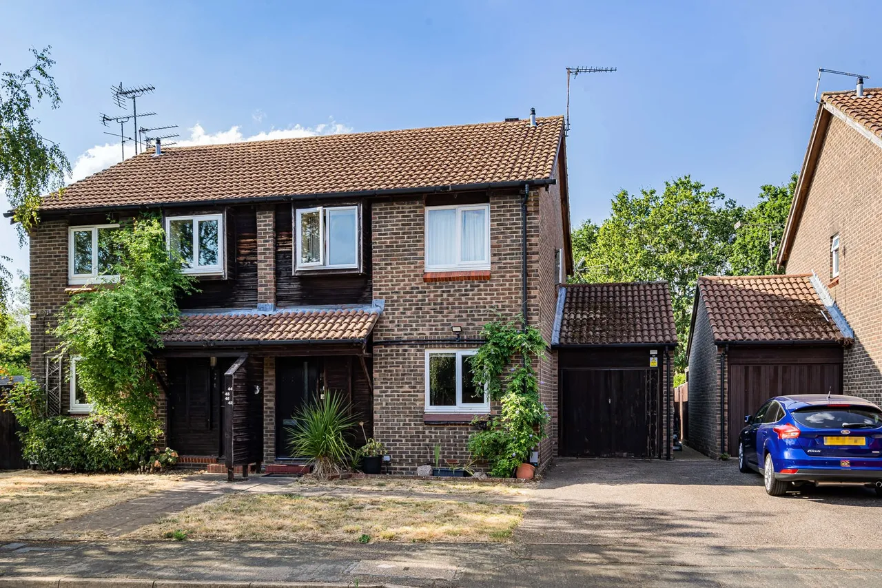1 bed flat for sale, Willowmead Close, Woking, GU21
