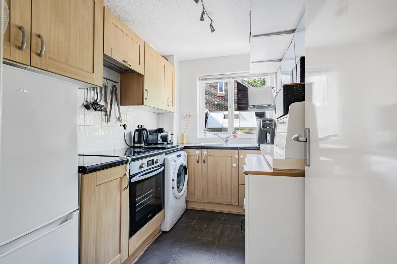 Willowmead Close, Woking, GU21, photo 9