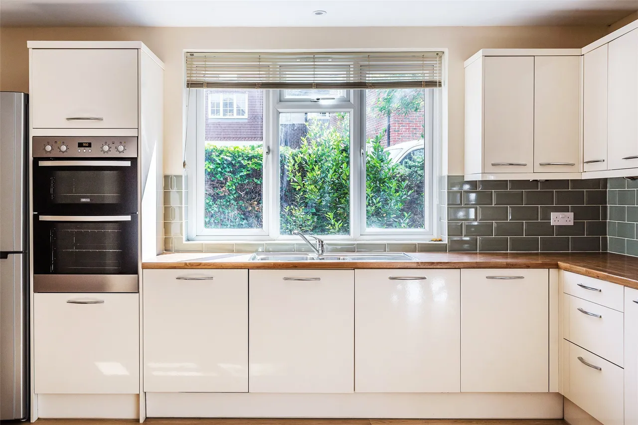 Junction Place, Dorkin, RH4, photo 9