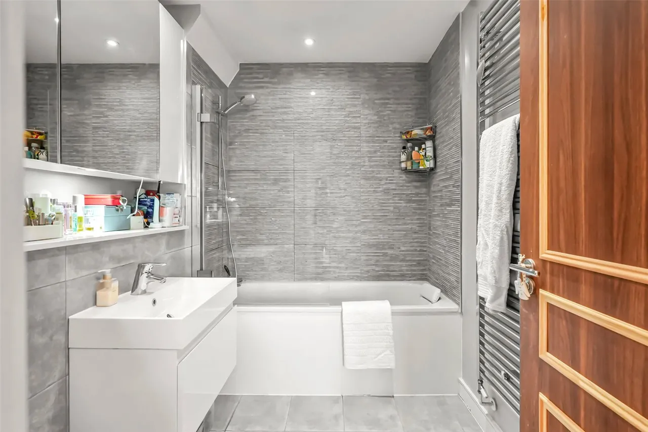 Lendy Place, Lower Sunbury, TW16 6BB, photo 14