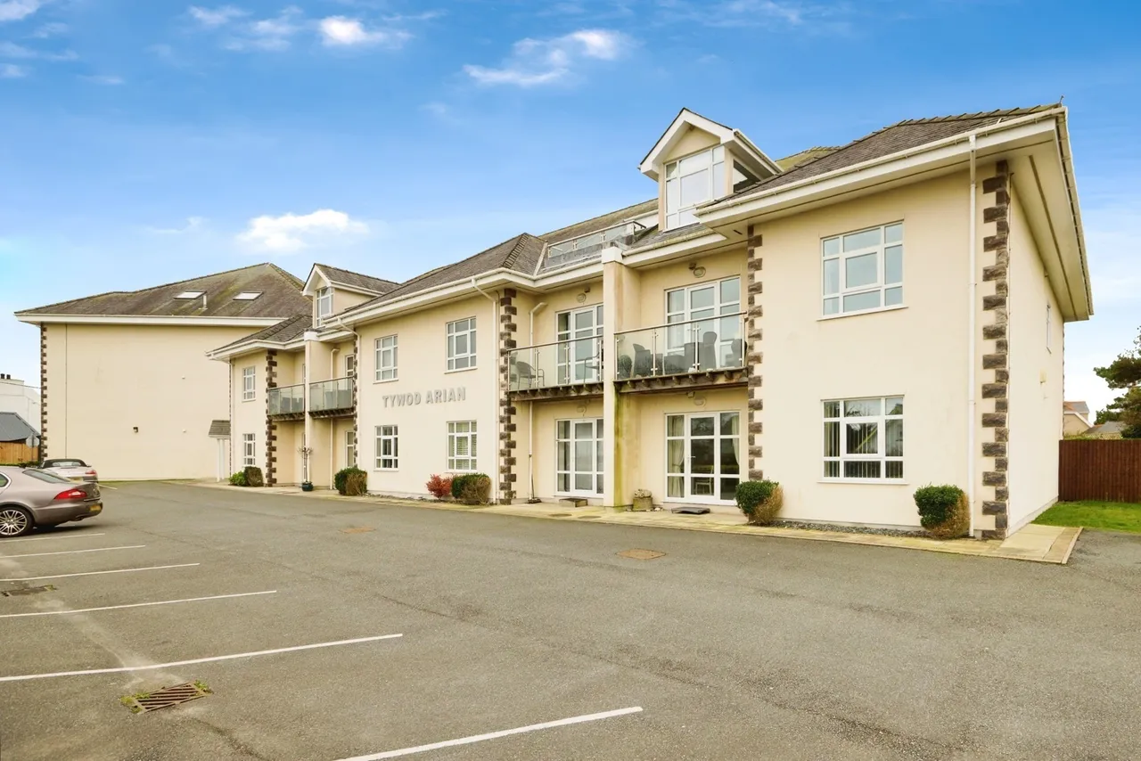 3 bed flat for sale, Lon Golff, Morfa Nefyn, LL53