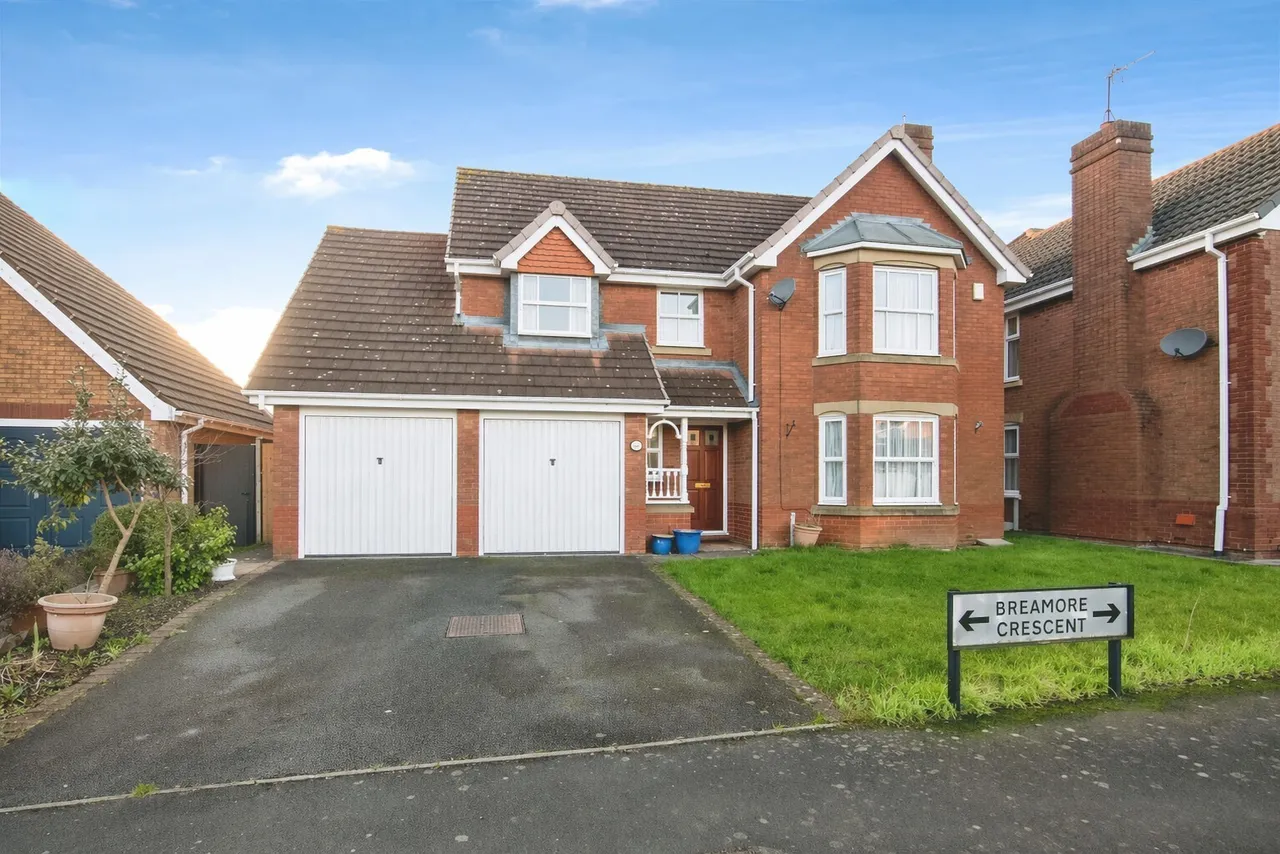 4 bed house for sale — Breamore Crescent, Dudley