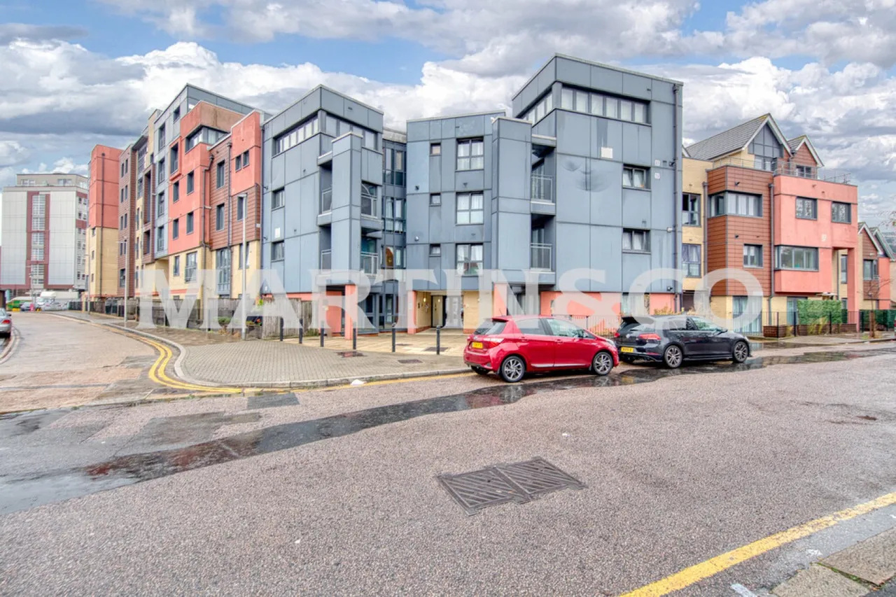 1 bed flat to rent, Bramley Crescent, IG2