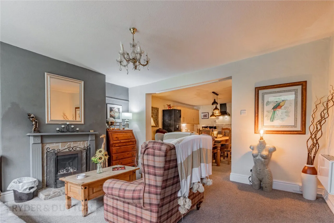 Chew Valley Road, Greenfield, OL3, photo 3