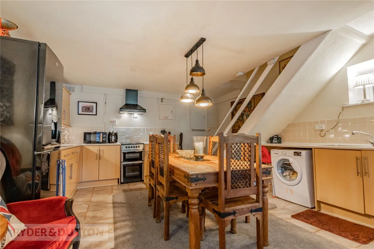 Chew Valley Road, Greenfield, OL3, photo 5