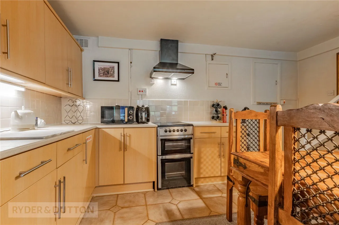 Chew Valley Road, Greenfield, OL3, photo 7