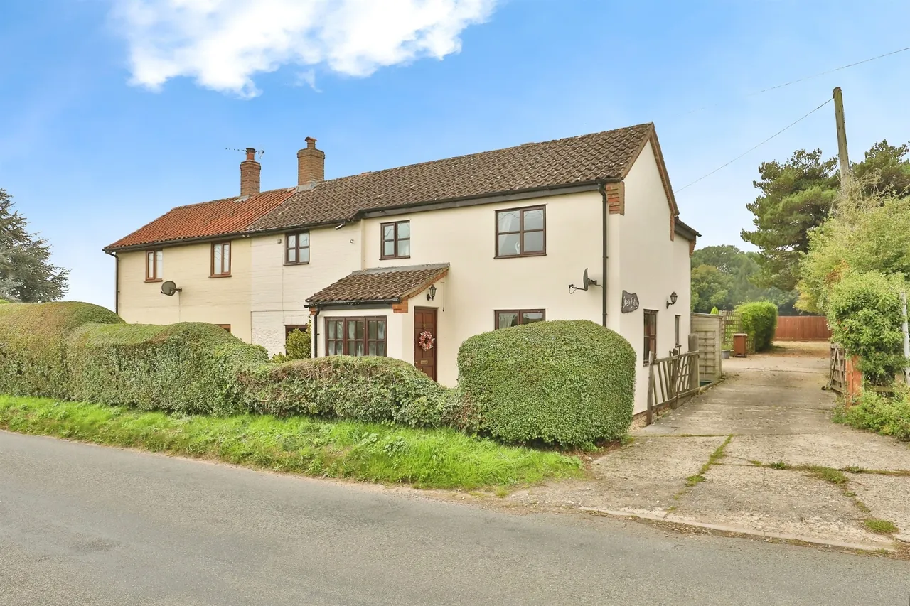 3 bed house for sale — South Pickenham Road, Swaffham