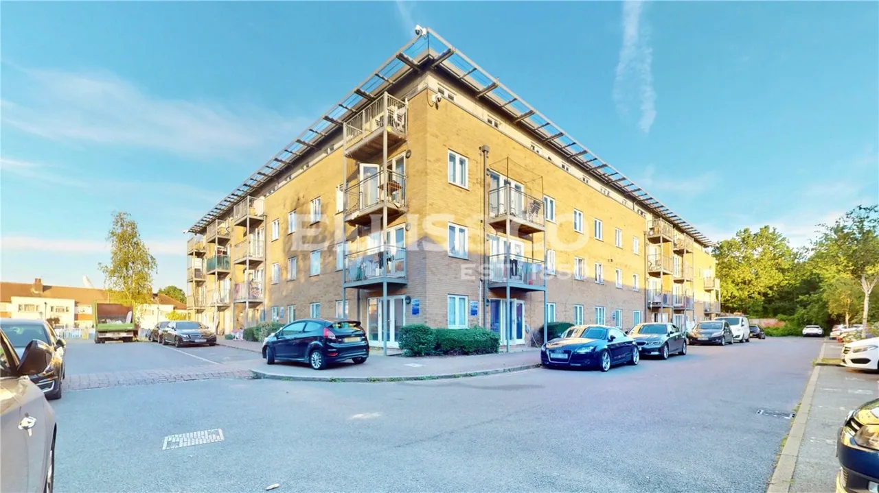 2 bed flat for sale, King George Crescent, Wembley, HA0