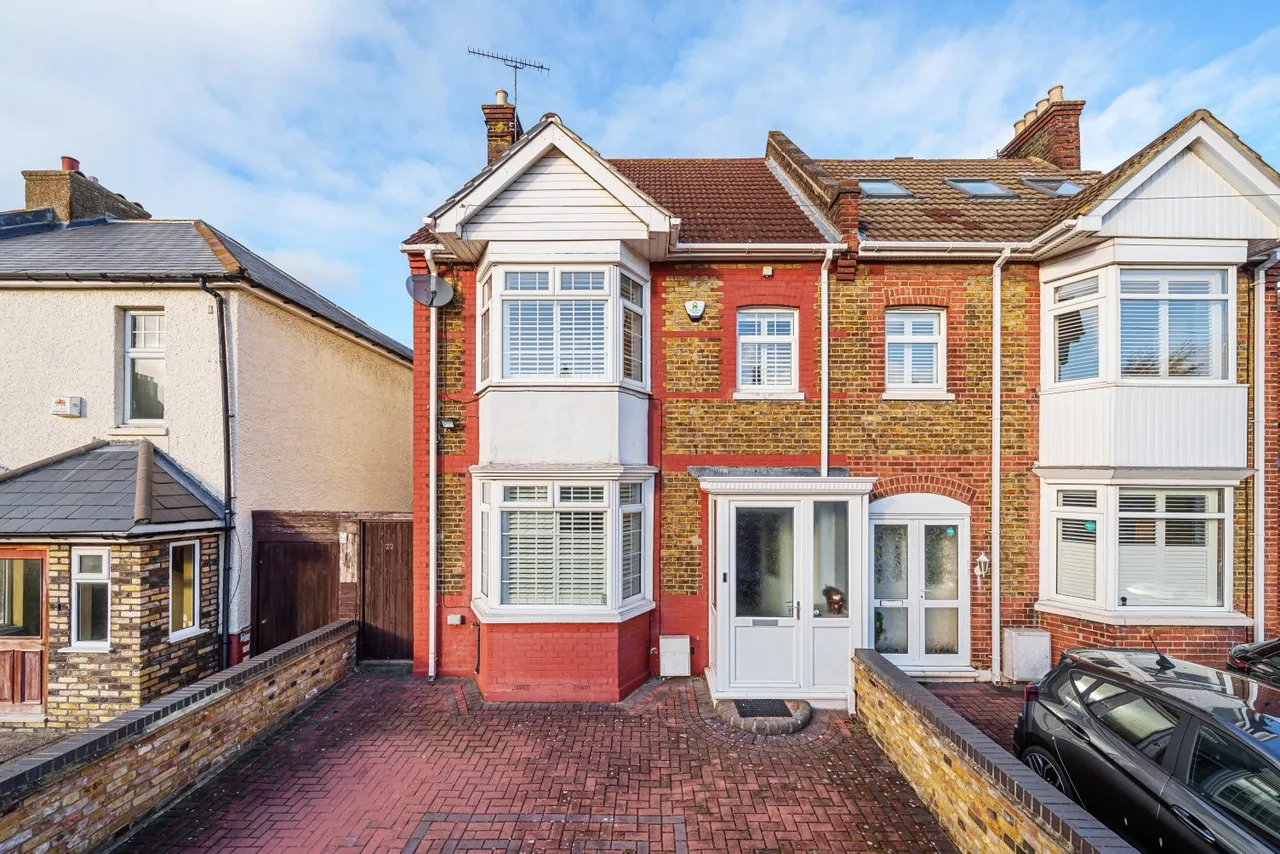 4 bed house for sale — St. James's Road, DA11
