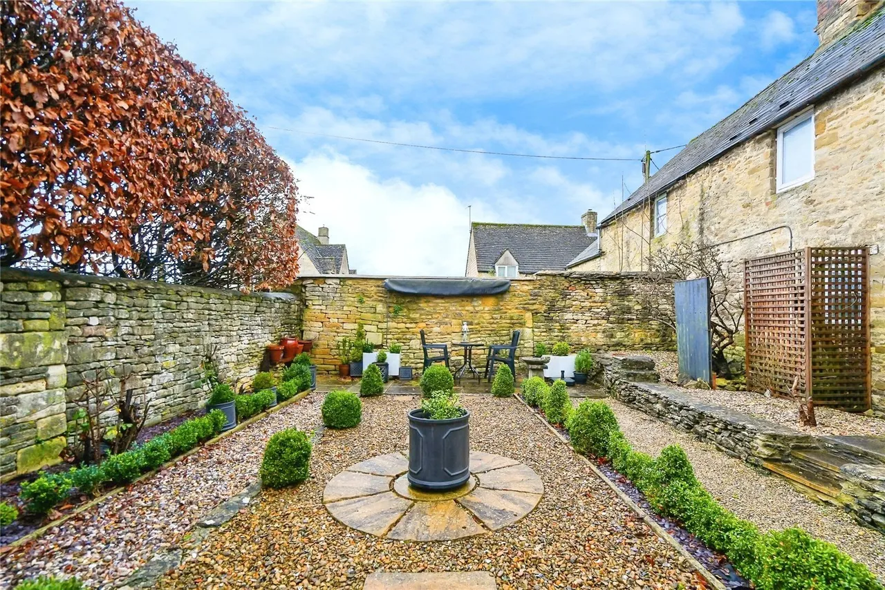 High Street, Burford, OX18, photo 2