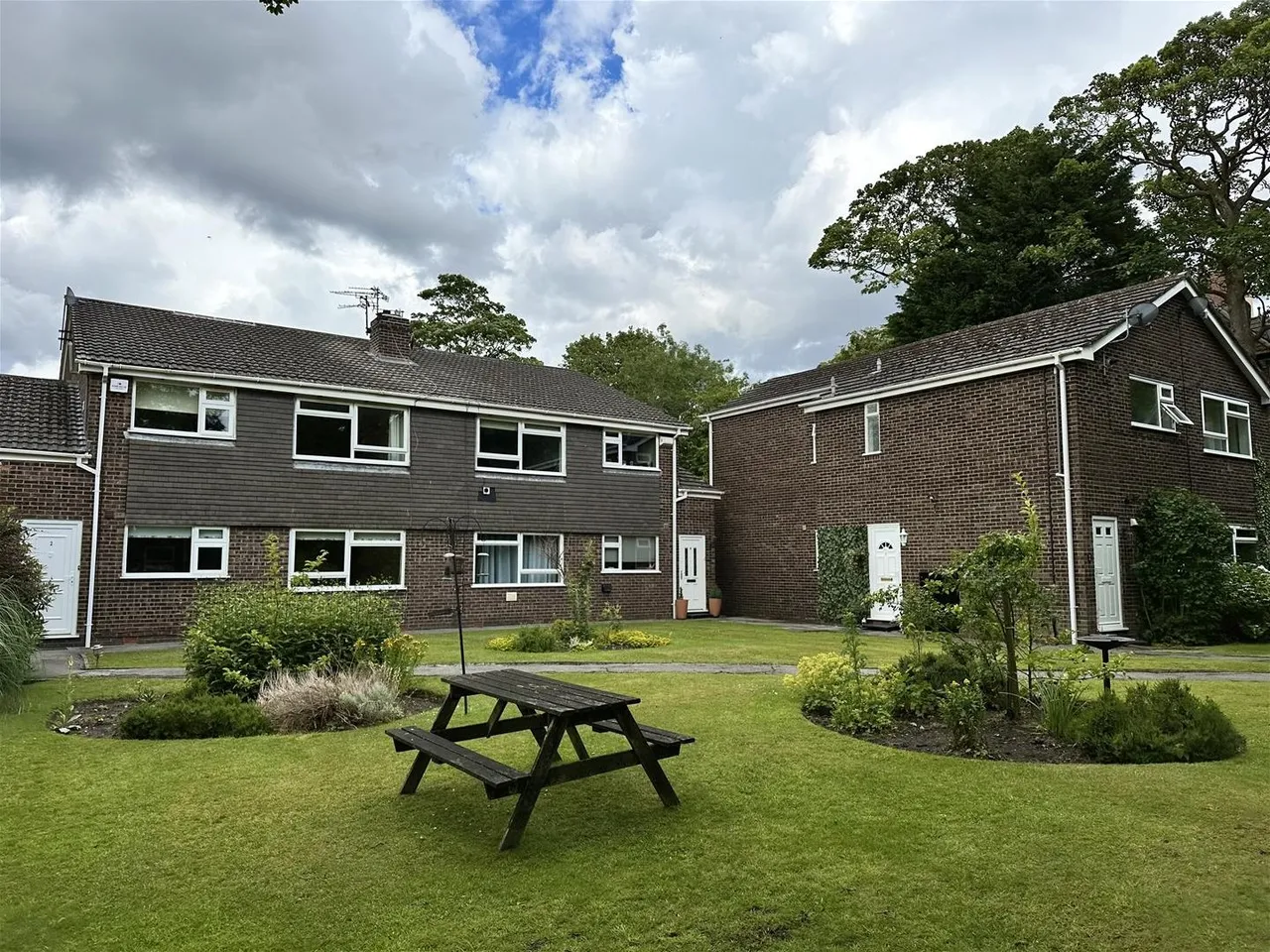 2 bed flat to rent — Wellington Road Timperley, Altrincham WA15 7RH