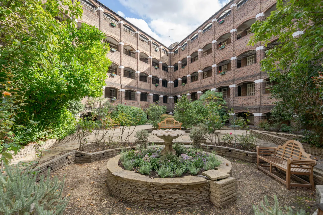 Mortimer Crescent, London, NW6, photo 2