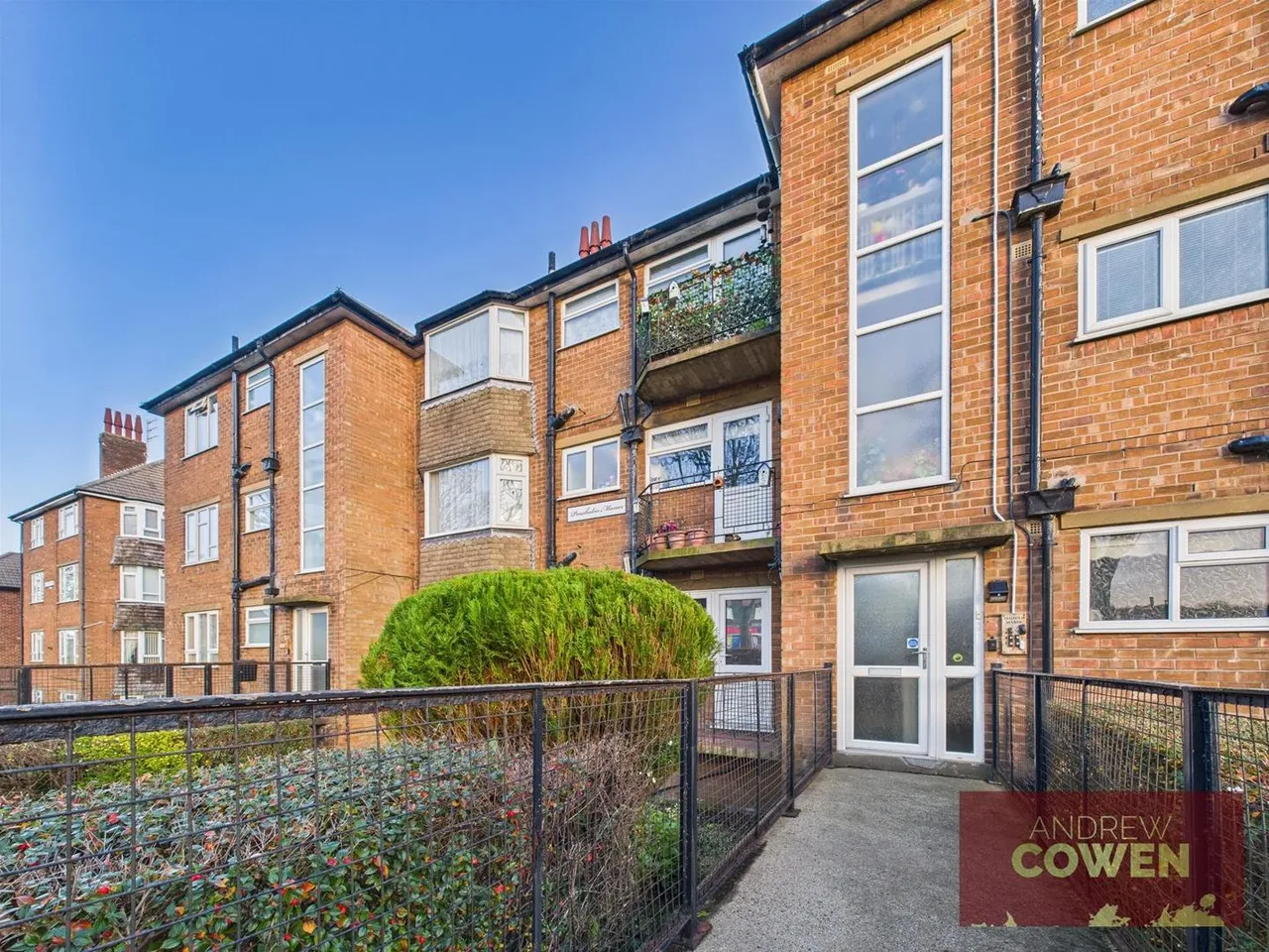 2 bed flat for sale — North Leas Avenue, Scarborough YO12 6JL
