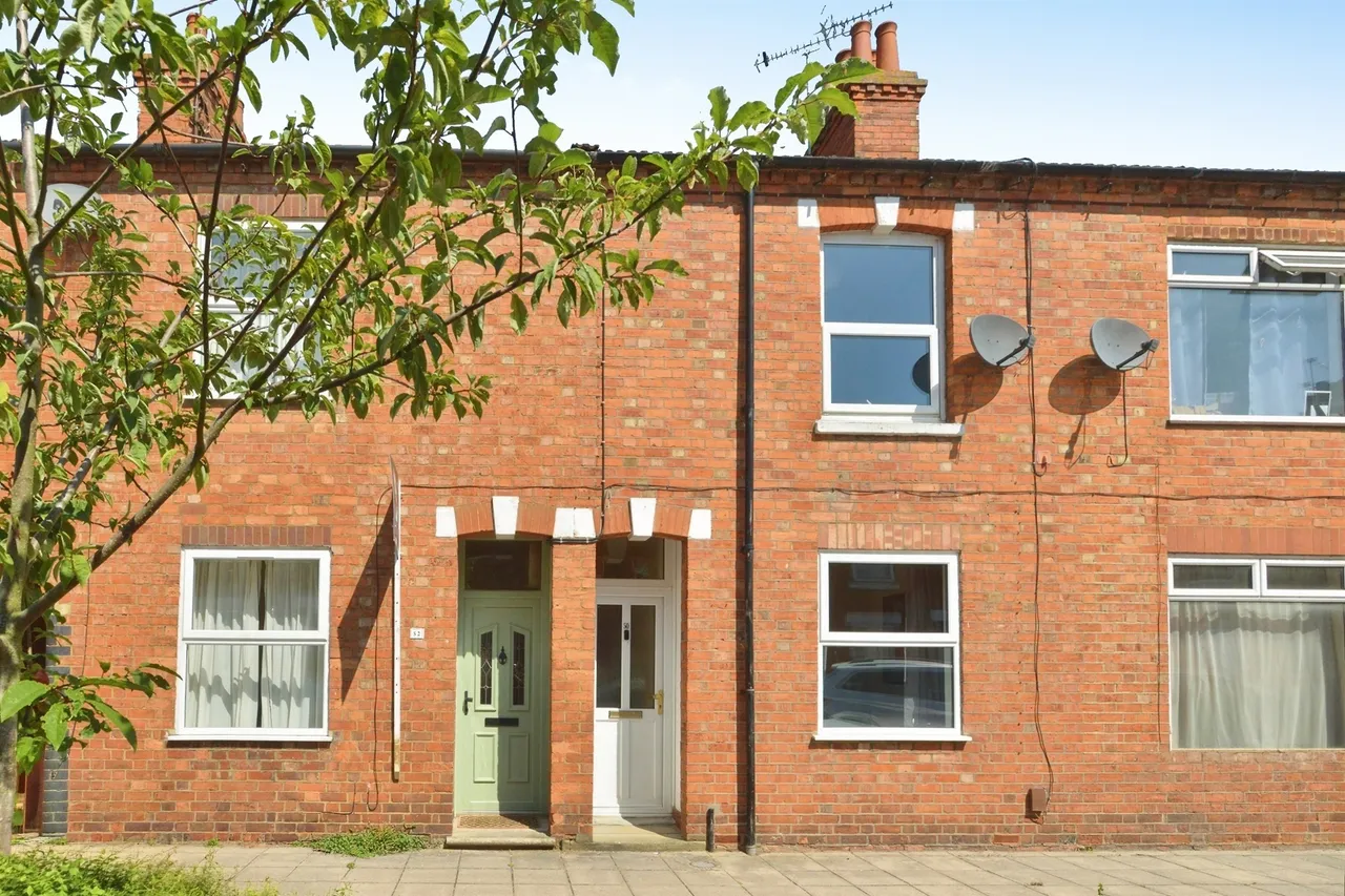 2 bed house for sale, St. Mary Street, New Bradwell, MK13