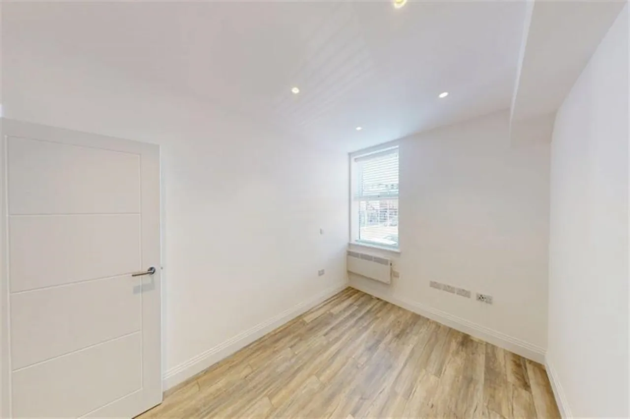 High Road, South Woodford, E18, photo 5