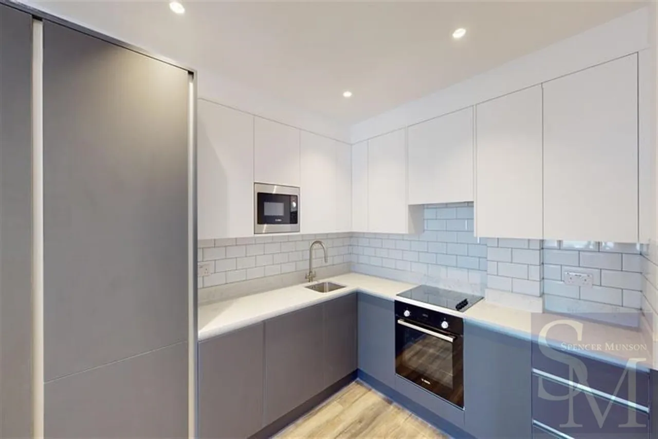High Road, South Woodford, E18, photo 3