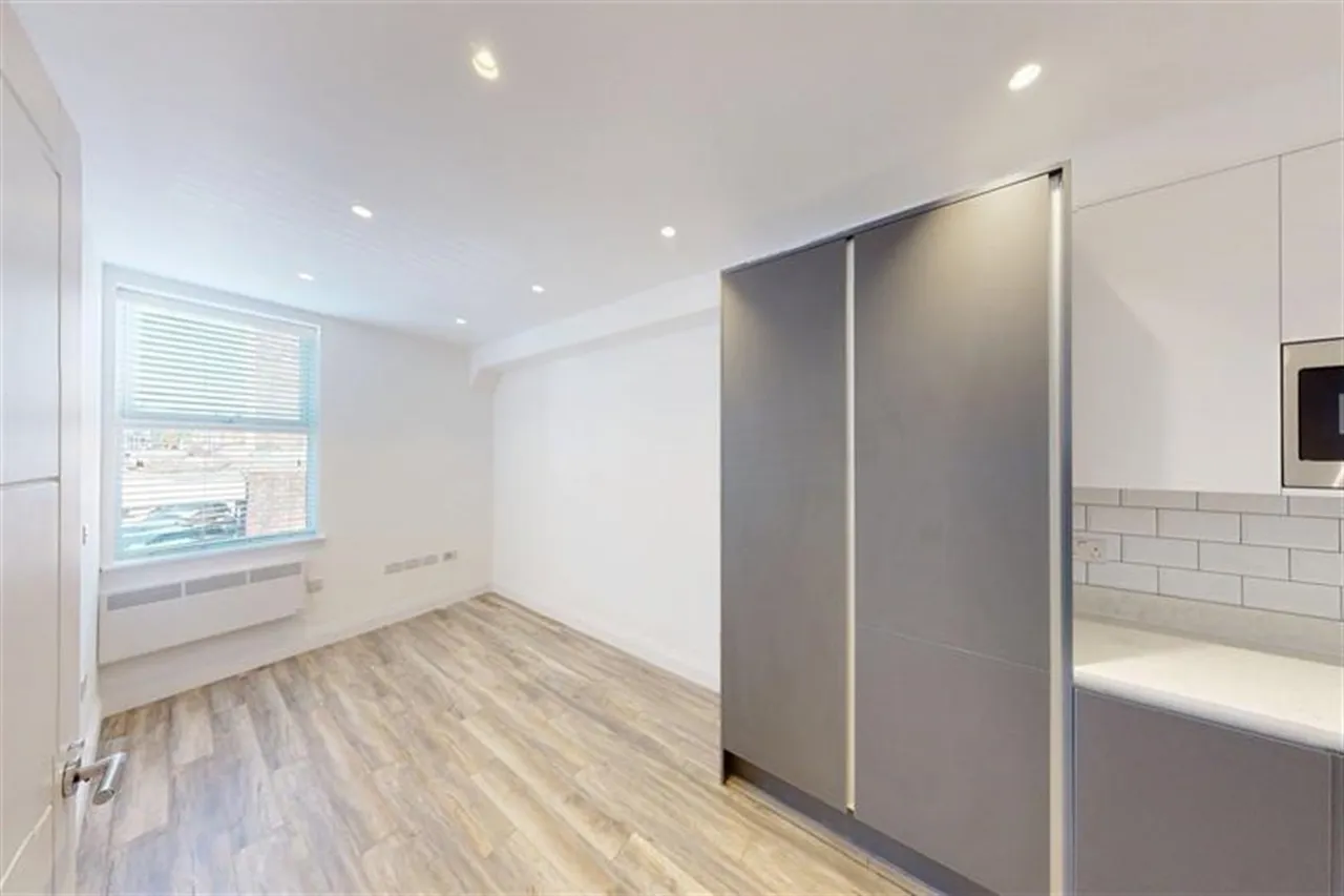 High Road, South Woodford, E18, photo 4