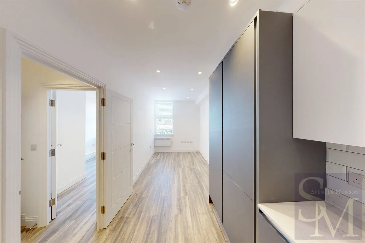 High Road, South Woodford, E18, photo 6