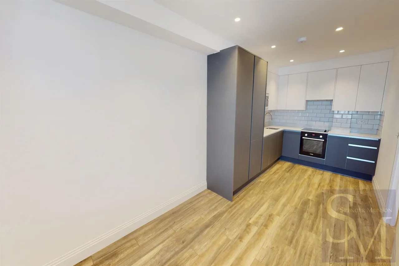 High Road, South Woodford, E18, photo 7