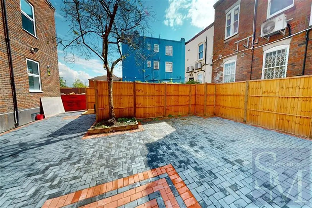 High Road, South Woodford, E18, photo 14