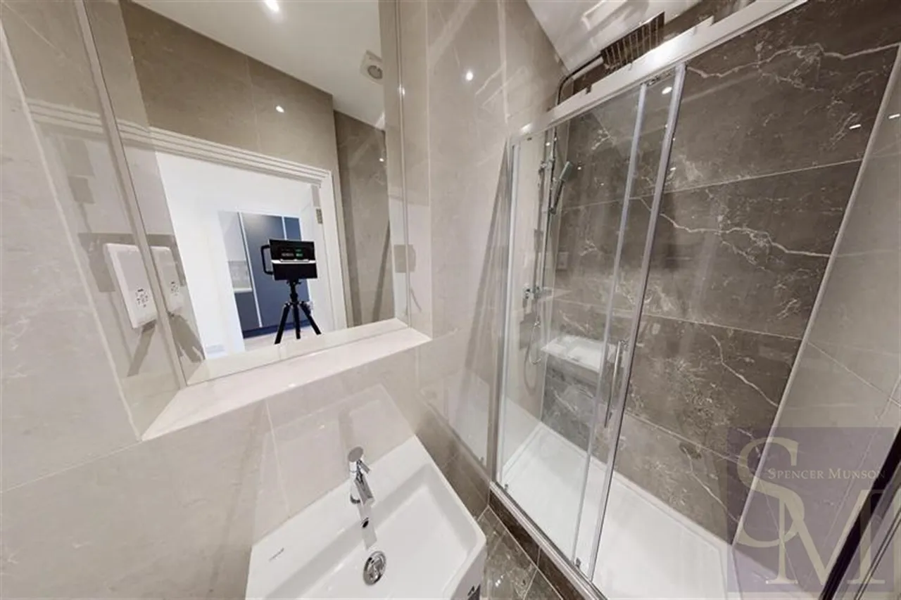 High Road, South Woodford, E18, photo 2