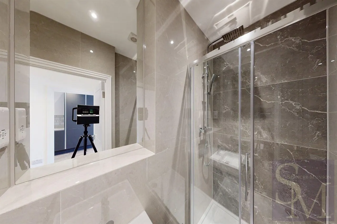 High Road, South Woodford, E18, photo 13