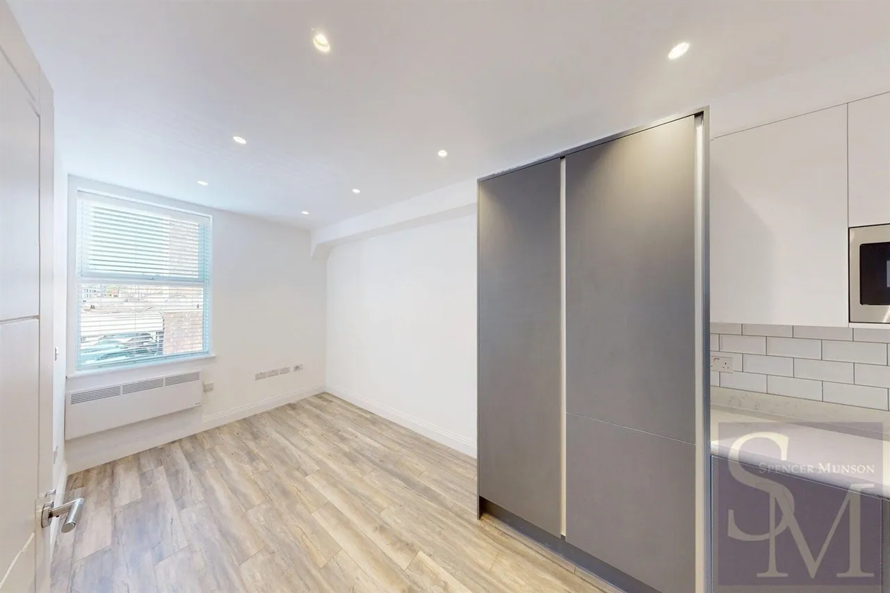 High Road, South Woodford, E18, photo 8