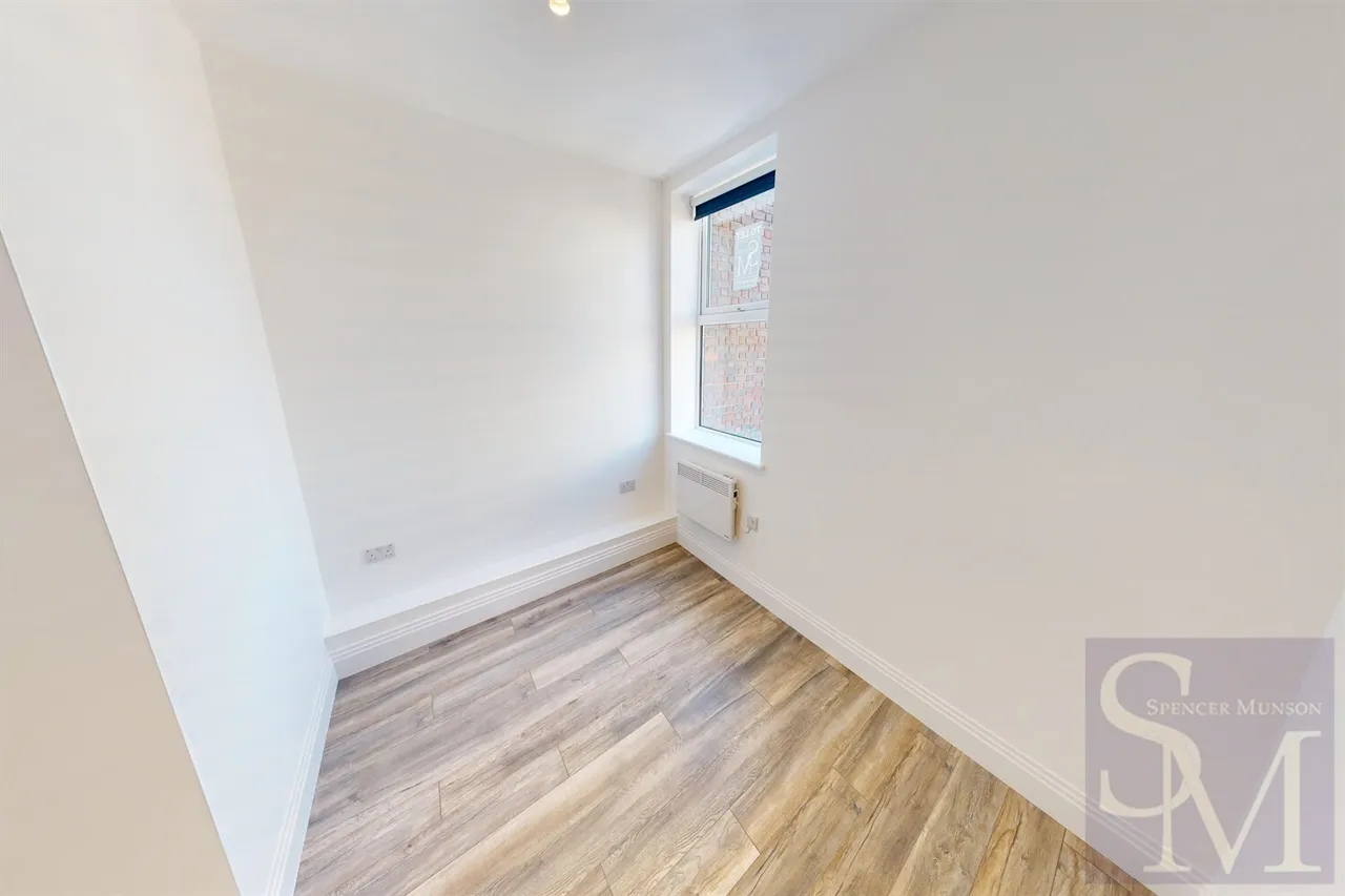 High Road, South Woodford, E18, photo 11