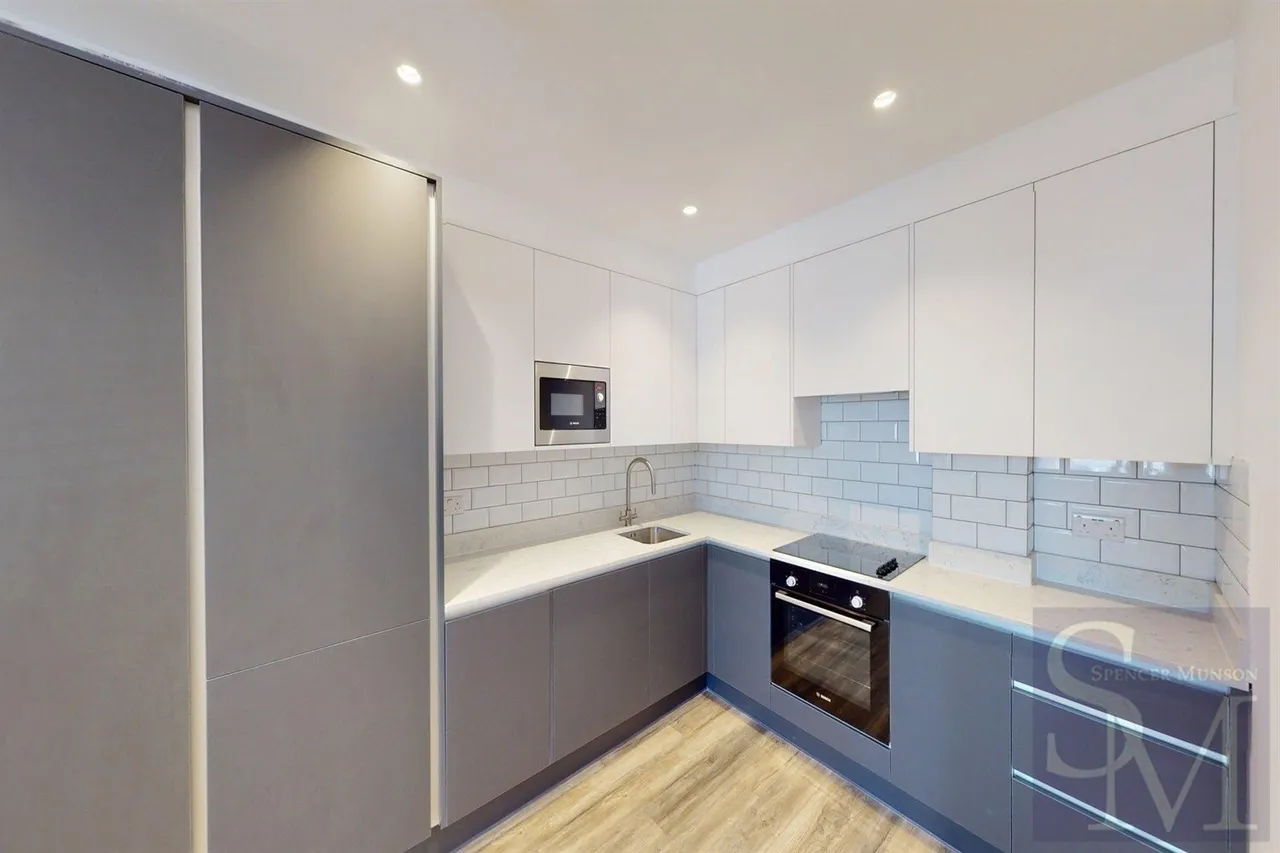 High Road, South Woodford, E18, photo 10