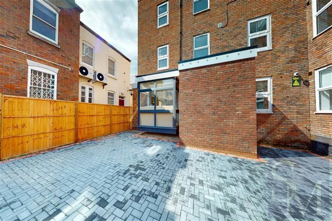 High Road, South Woodford, E18, photo 15