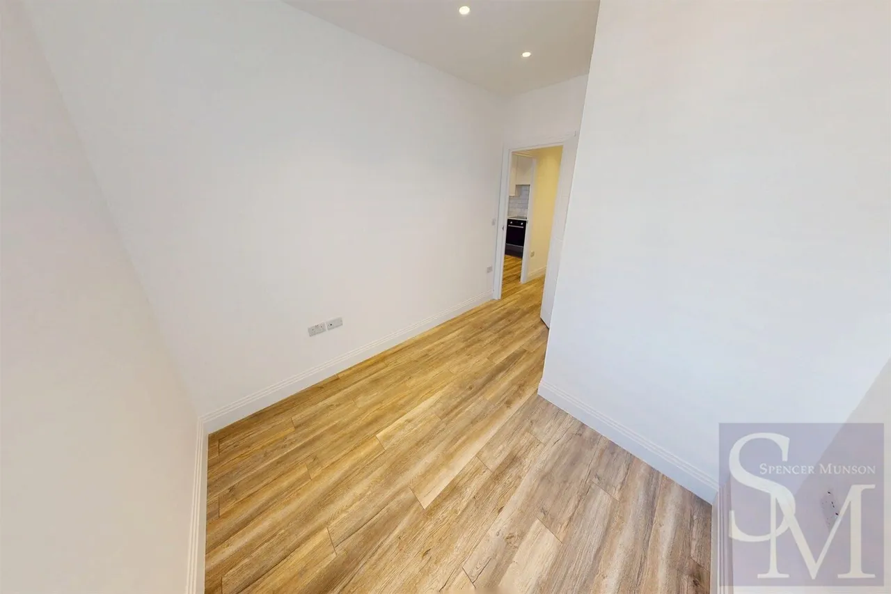 High Road, South Woodford, E18, photo 12