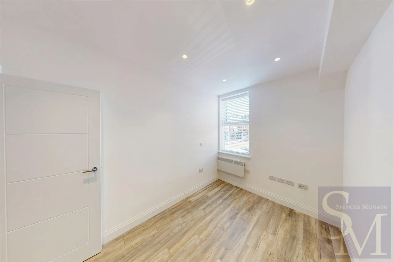 High Road, South Woodford, E18, photo 9