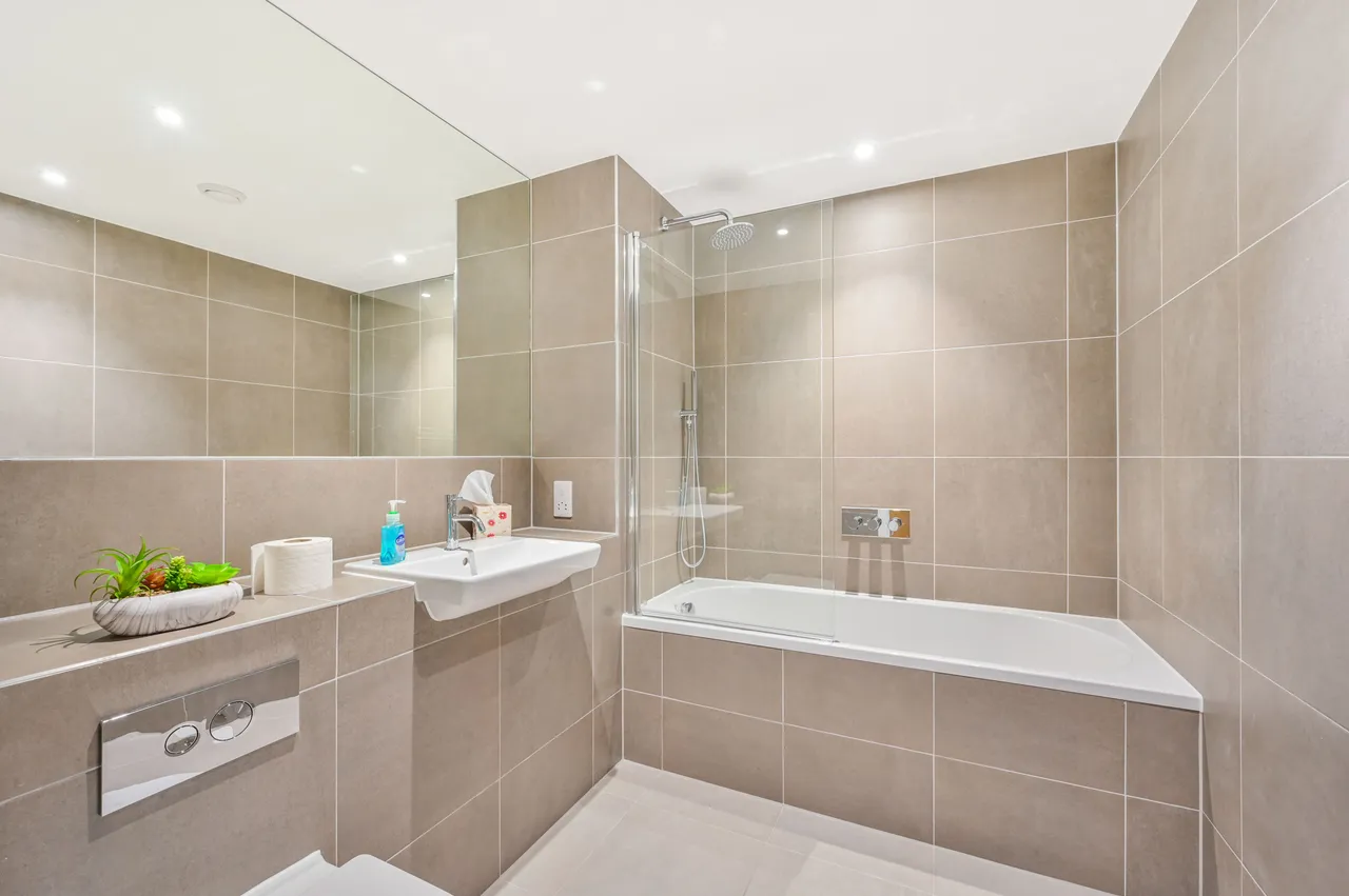 Flat 30, Guildford House, Tollgate Gardens, London, photo 5