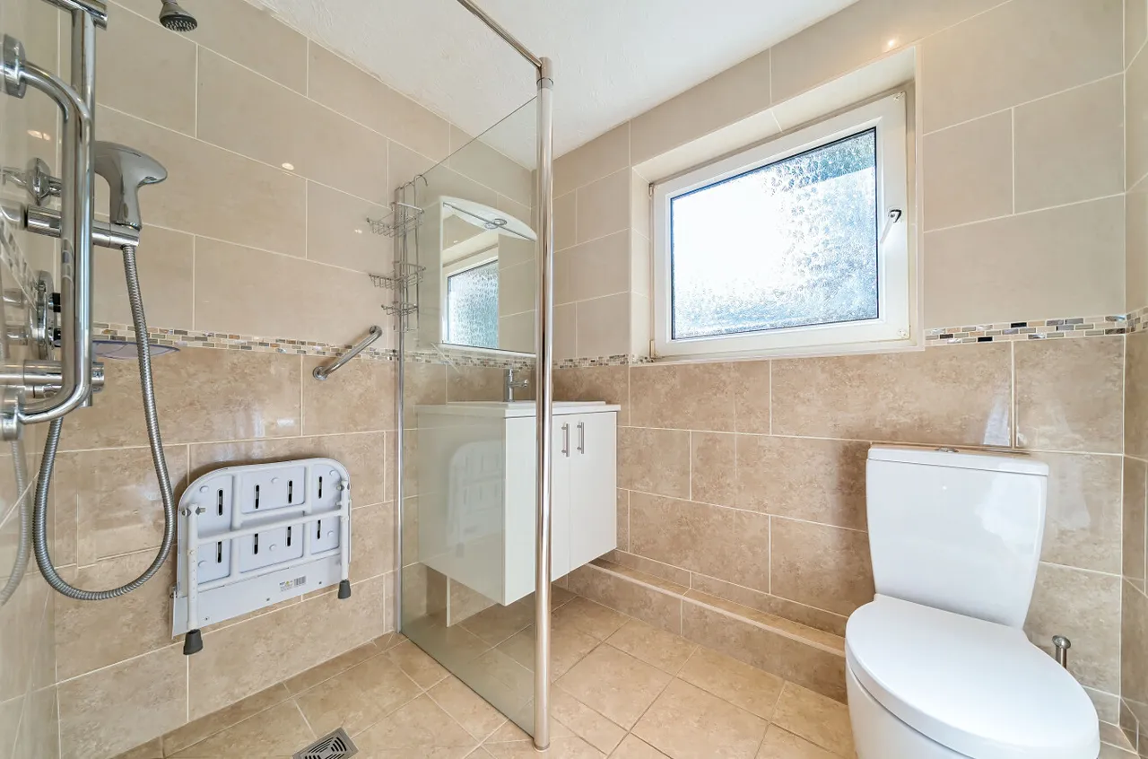 High View Road, Lightwater, Surrey, GU18 5YE, photo 10