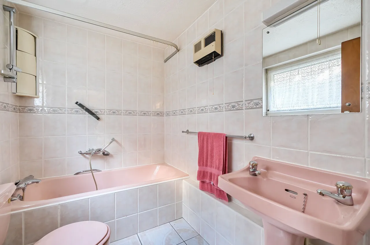 High View Road, Lightwater, Surrey, GU18 5YE, photo 15
