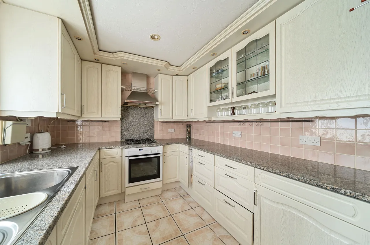 High View Road, Lightwater, Surrey, GU18 5YE, photo 5