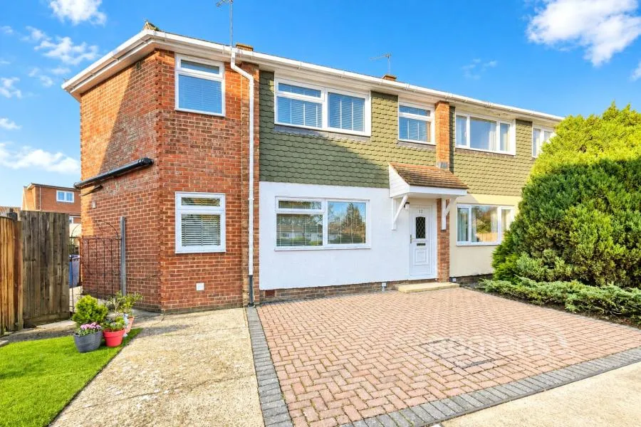 4 bed house for sale, Berrybank, College Town, GU47