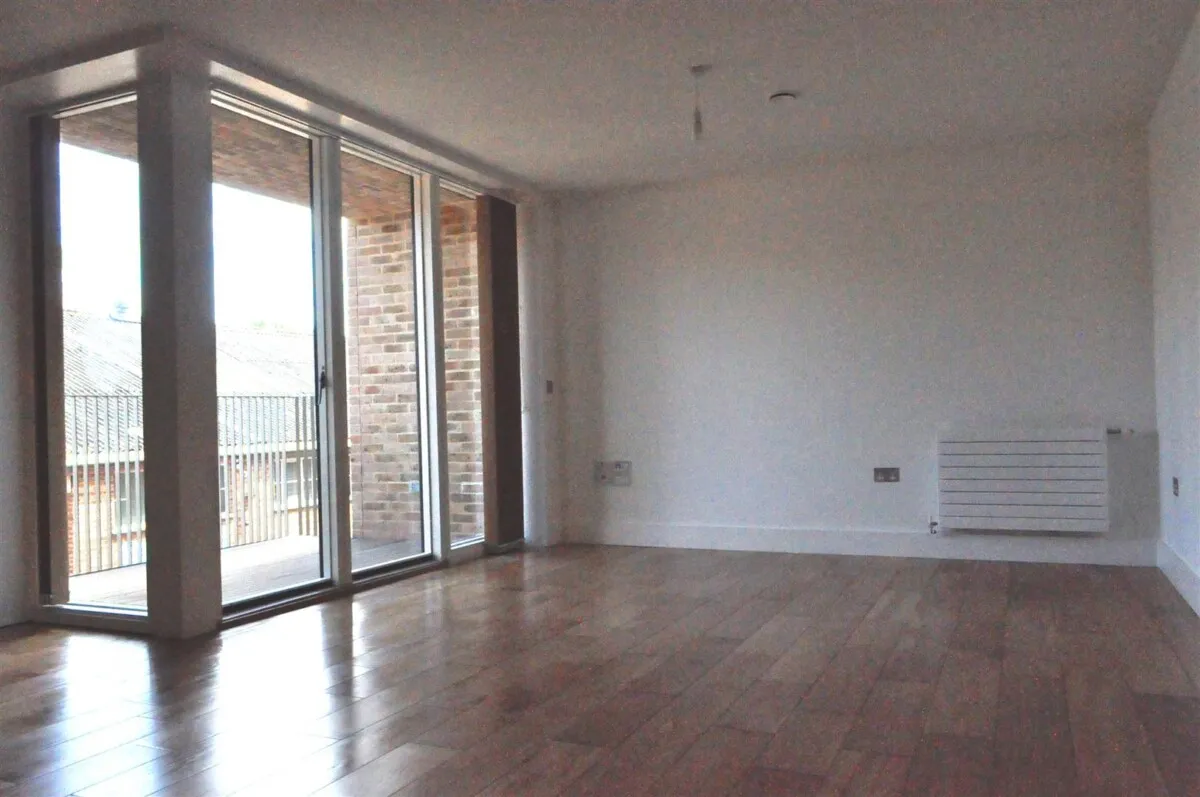 Narrow Boat Avenue, Brentford, TW8, photo 2