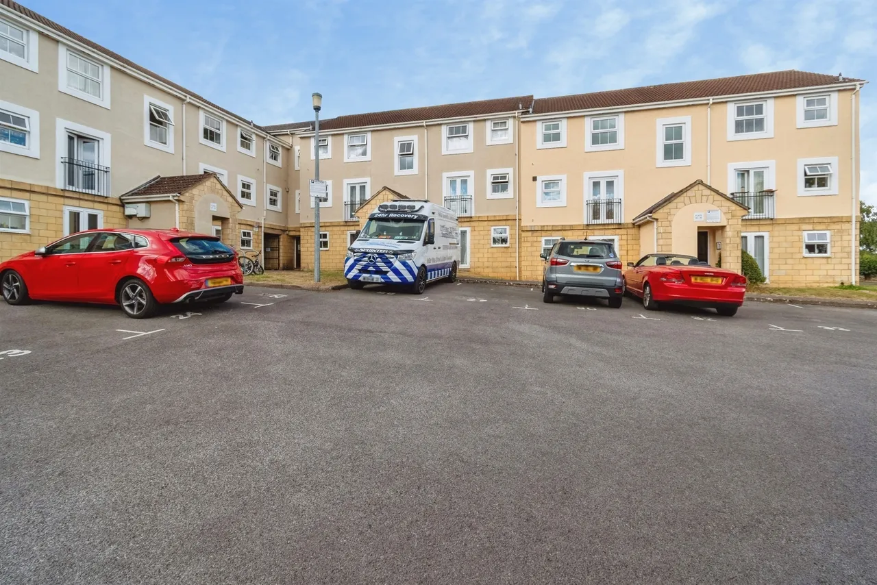 2 bed flat for sale — Queens Square, Chippenham