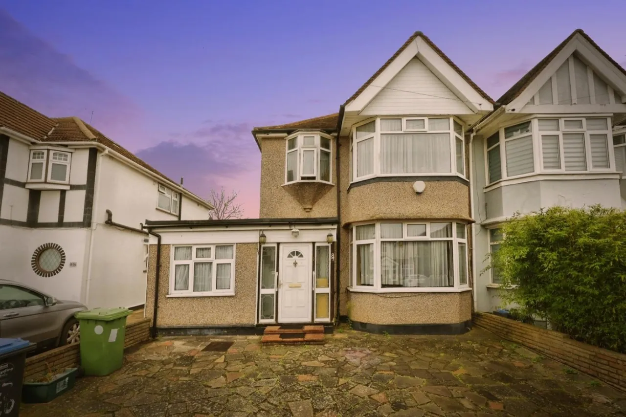 4 bed house for sale — Valley Drive, London