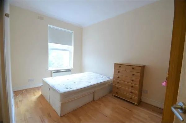 Daws Lane, Mill Hill, photo 4